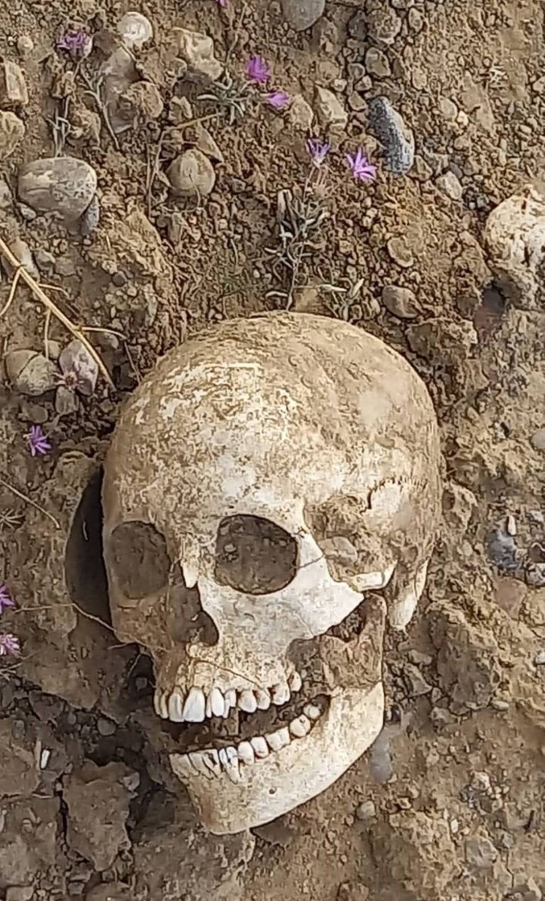 Toprak kayması sonrası korkutan manzara: Görür görmez polisi aradı! Önce morga, sonra Adli Tıp Kurumu'na gönderildi 6